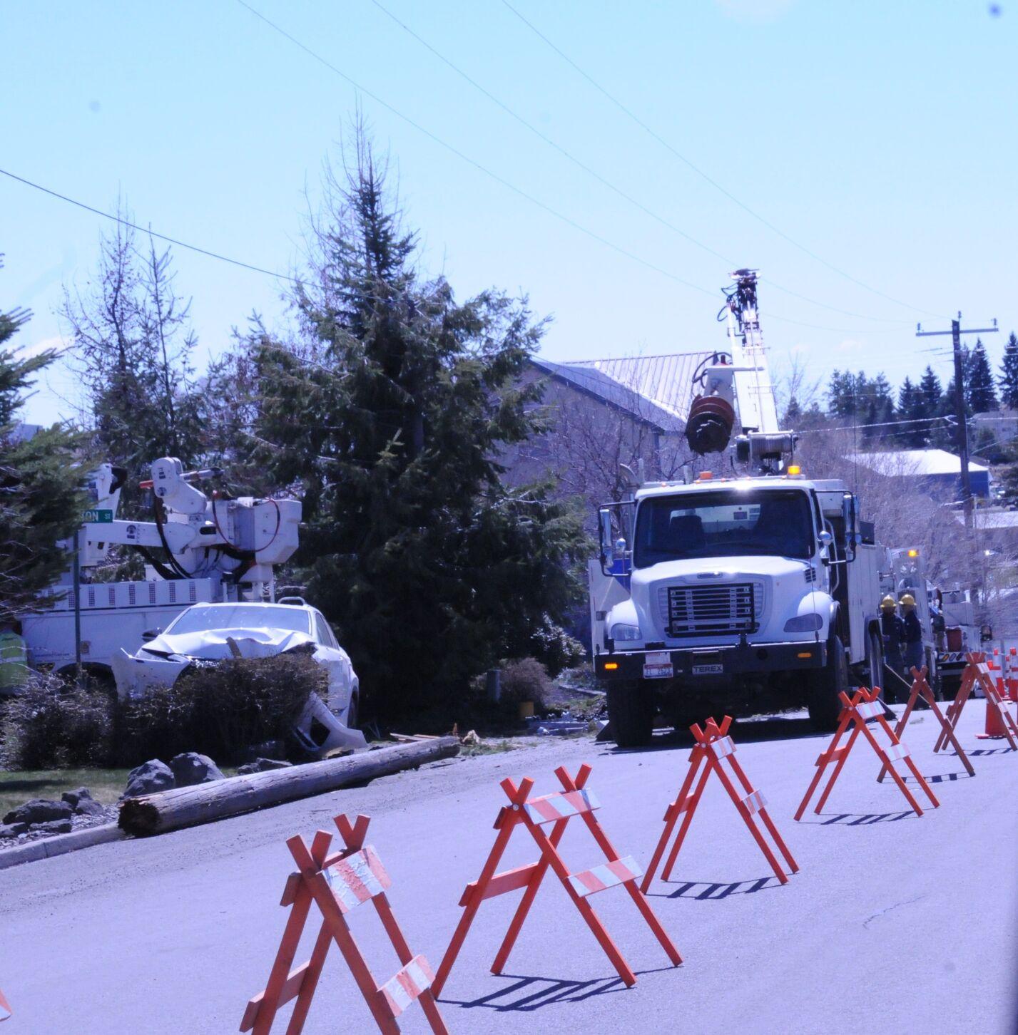 Crash results in Cottonwood outage News