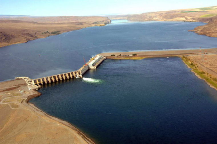 Grant County PUD lowered final new turbine into Wanapum Dam Grant