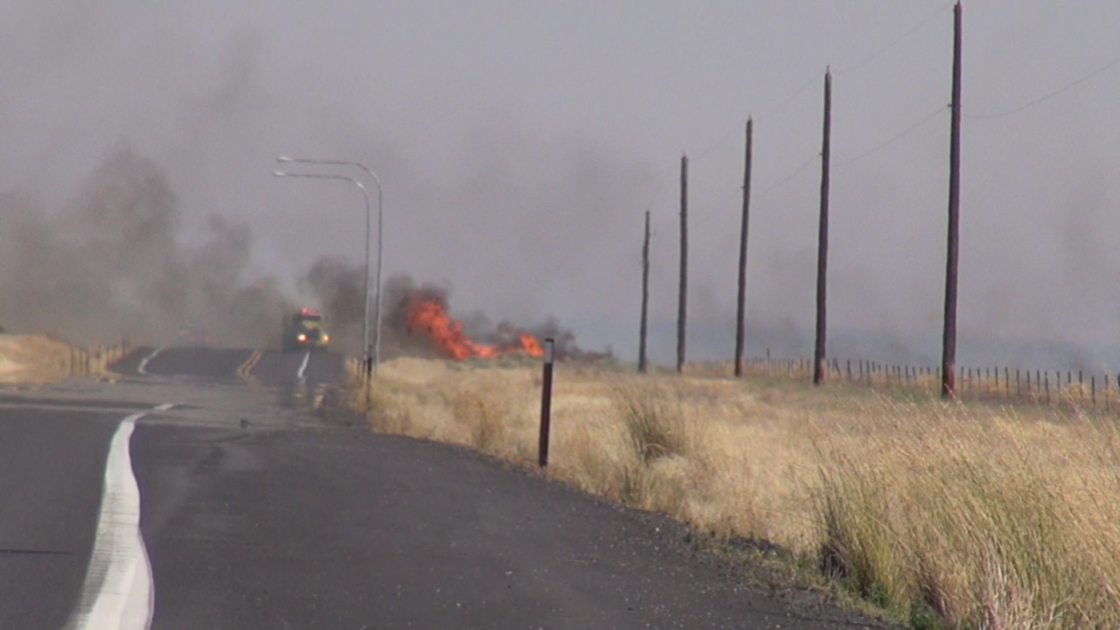 Fire closes SR 17 near Moses Lake, destroys homes after evacuation