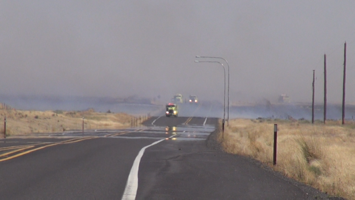 Fire closes SR 17 near Moses Lake, destroys homes after evacuation