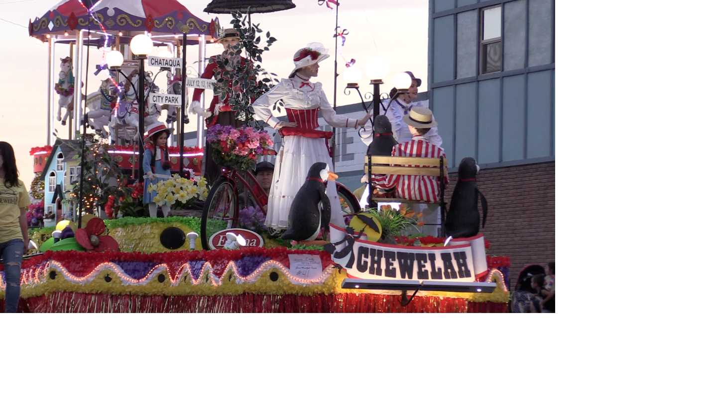 Families pack downtown Moses Lake for annual Grand Moonlight Parade