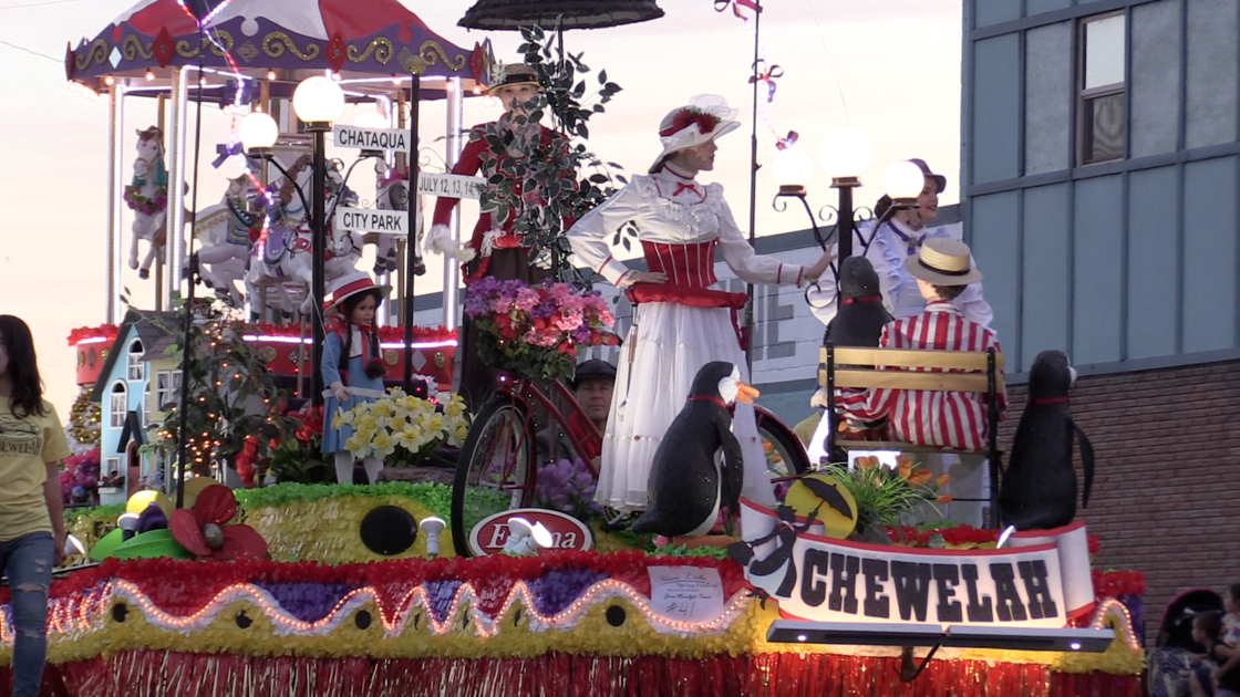 Families pack downtown Moses Lake for annual Grand Moonlight Parade