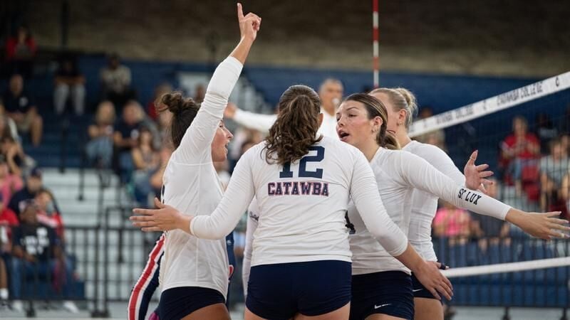Women’s Volleyball Caps Off Perfect Week by Sweeping Mars Hill on the Road
