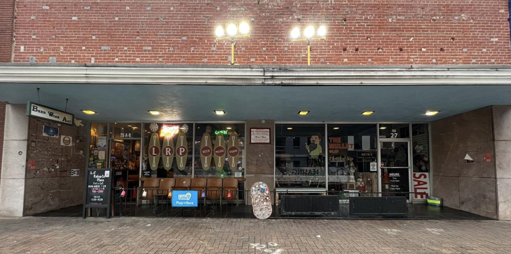 Lil' Robert's exterior