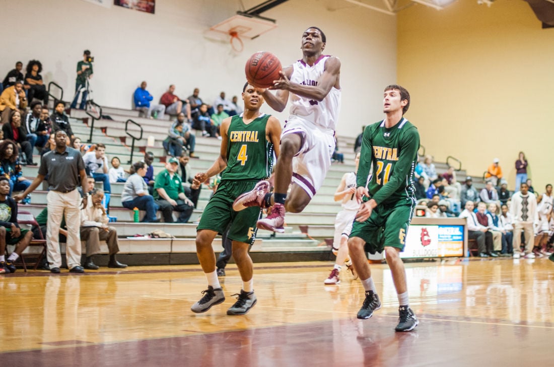 Basketball Robinson takes on Central