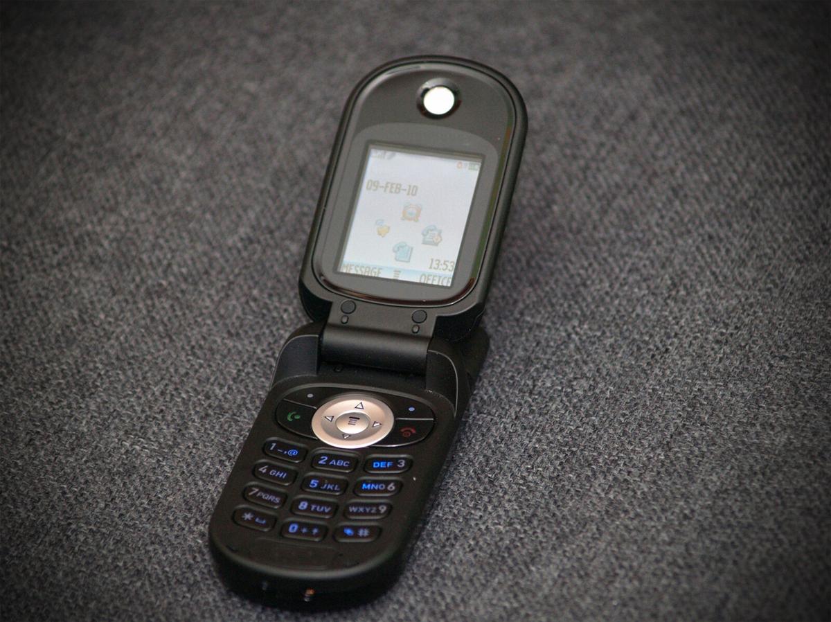 A new trend is seeing some Gen Zers abandon their smartphones in favor of basic flip phones.
