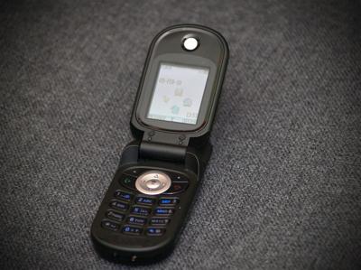A new trend is seeing some Gen Zers abandon their smartphones in favor of basic flip phones.