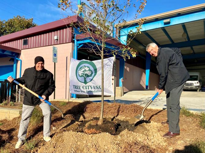Lloyd Pyane Mayor Dusch Arbor Day 2022