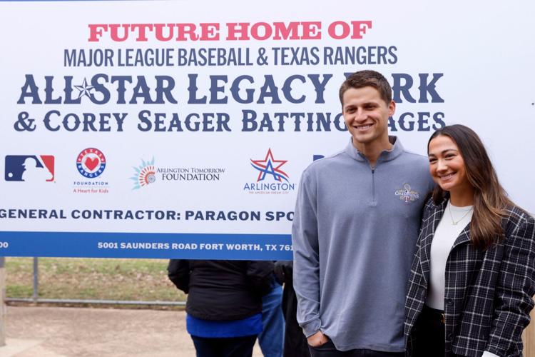 SPORTS-COREY-SEAGER-GIVES-BACK-BASEBALL-2-DA.jpg