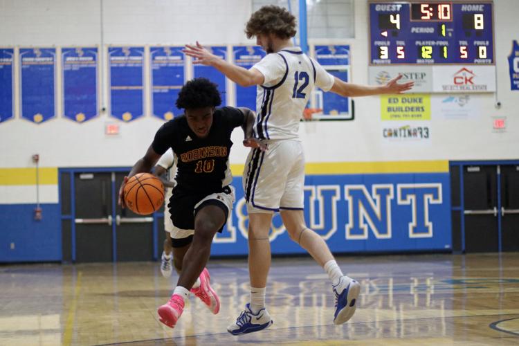 Da'Montre Harlee Looks for Room.