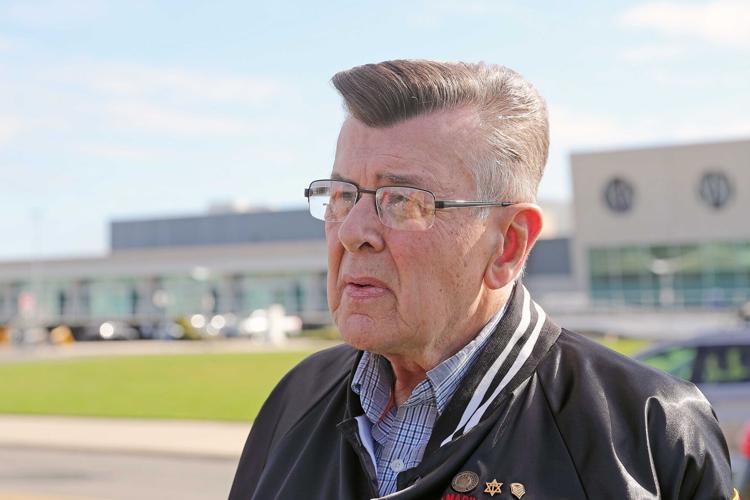 Assemblymen helping Veterans