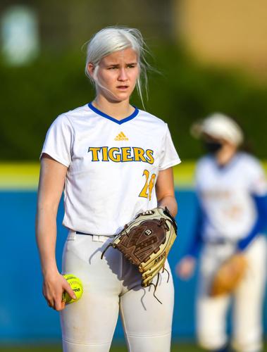The Tigers defeated Forrest Hills 15-5 .