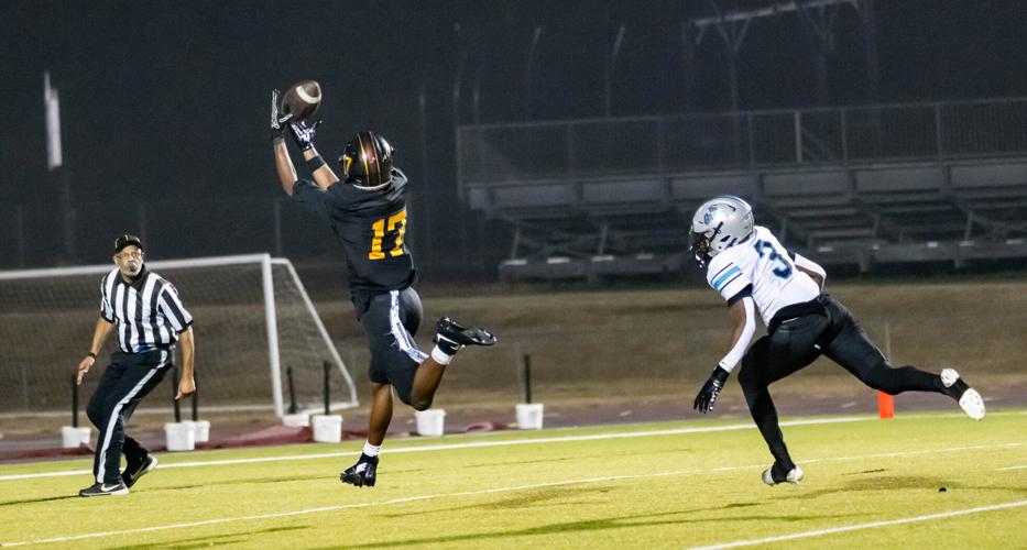 Bulldogs beat the Grizzlies in the third round of the 2025 NCHSAA Football Championship playoff game 41 - 33.