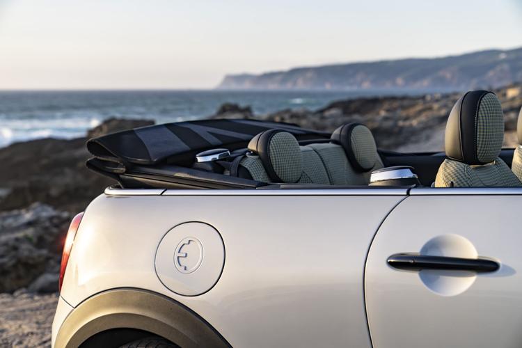 The MINI Cooper SE Convertible Concept's roof lowers in 18 seconds.