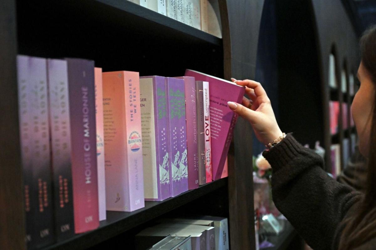 People like work written by AI if they think it is written by a person, a study asserts.