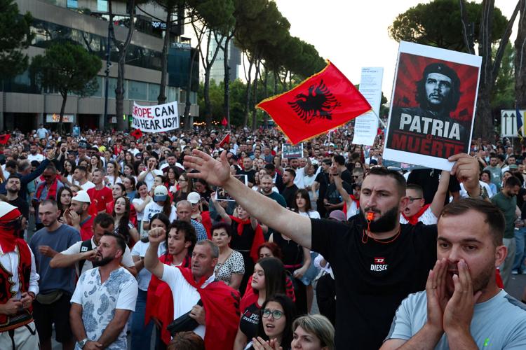 Albanians protest against government and luxury developments
