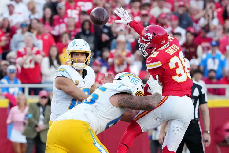 FOOTBALL-NFL-KC-LAC/