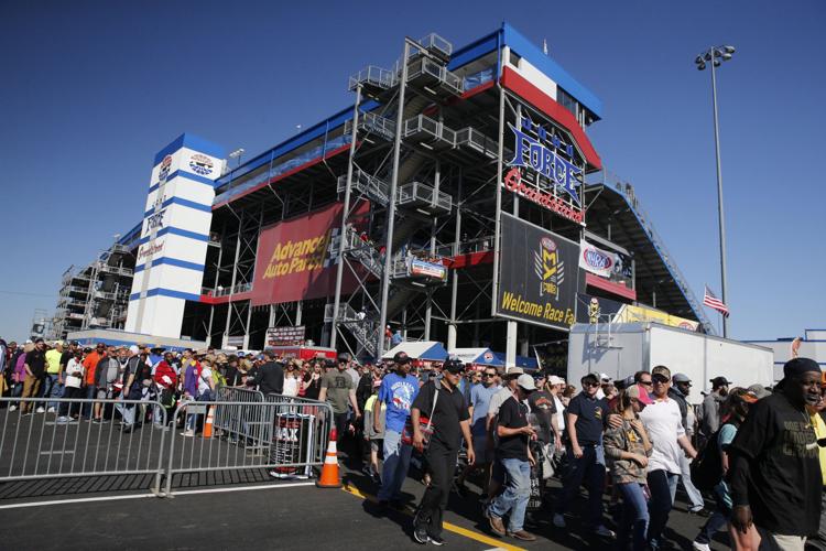 It's Sunday final eliminations at the 2018 NHRA 4-Wide Nationals!