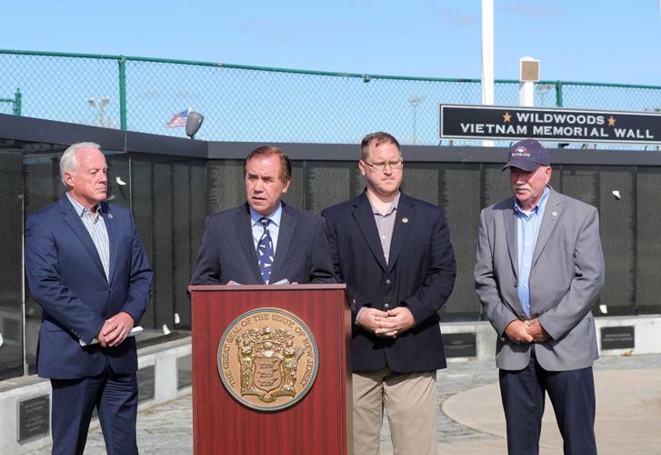 Assemblymen helping Veterans