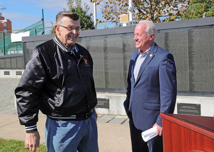 Assemblymen helping Veterans