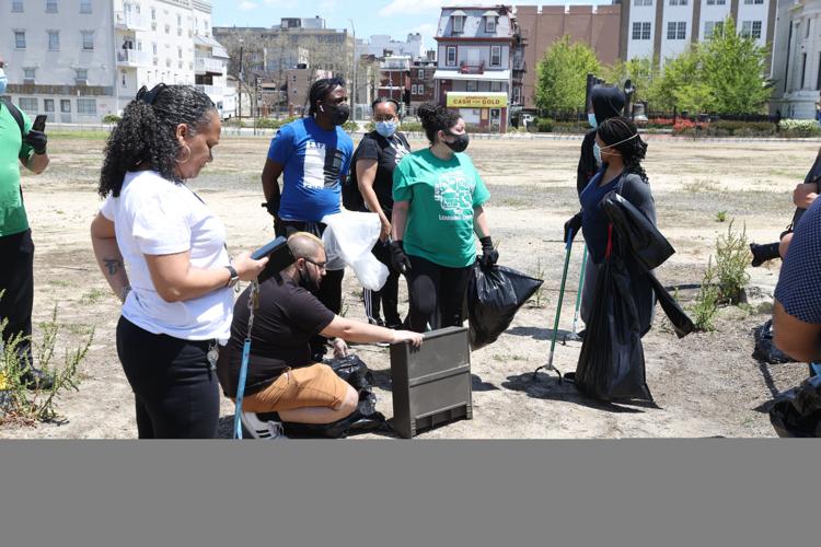Volunteers cleanup