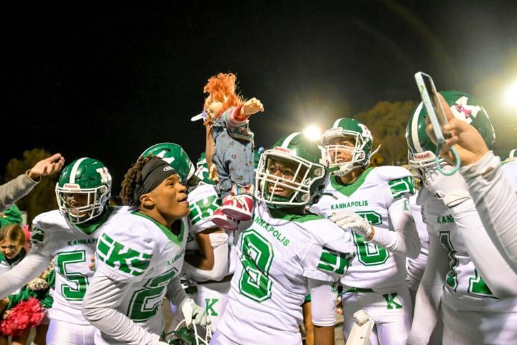 The Wonders defeat the Spiders 17-8 to retain the victory bell for the eighth consecutive year.