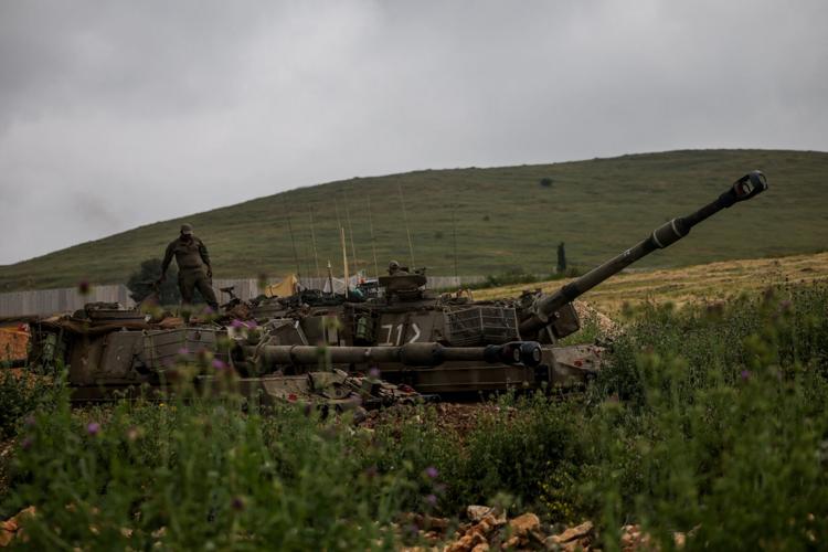Israeli artillery units on the Israeli side of the border with Lebanon