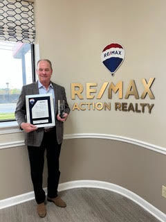 Re/Max International presents agent awards | Lakelands Connector ...