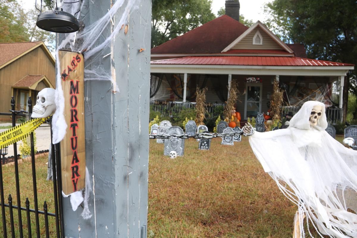 Photos Greenwood S Ghastly Yards Decorated For Halloween News