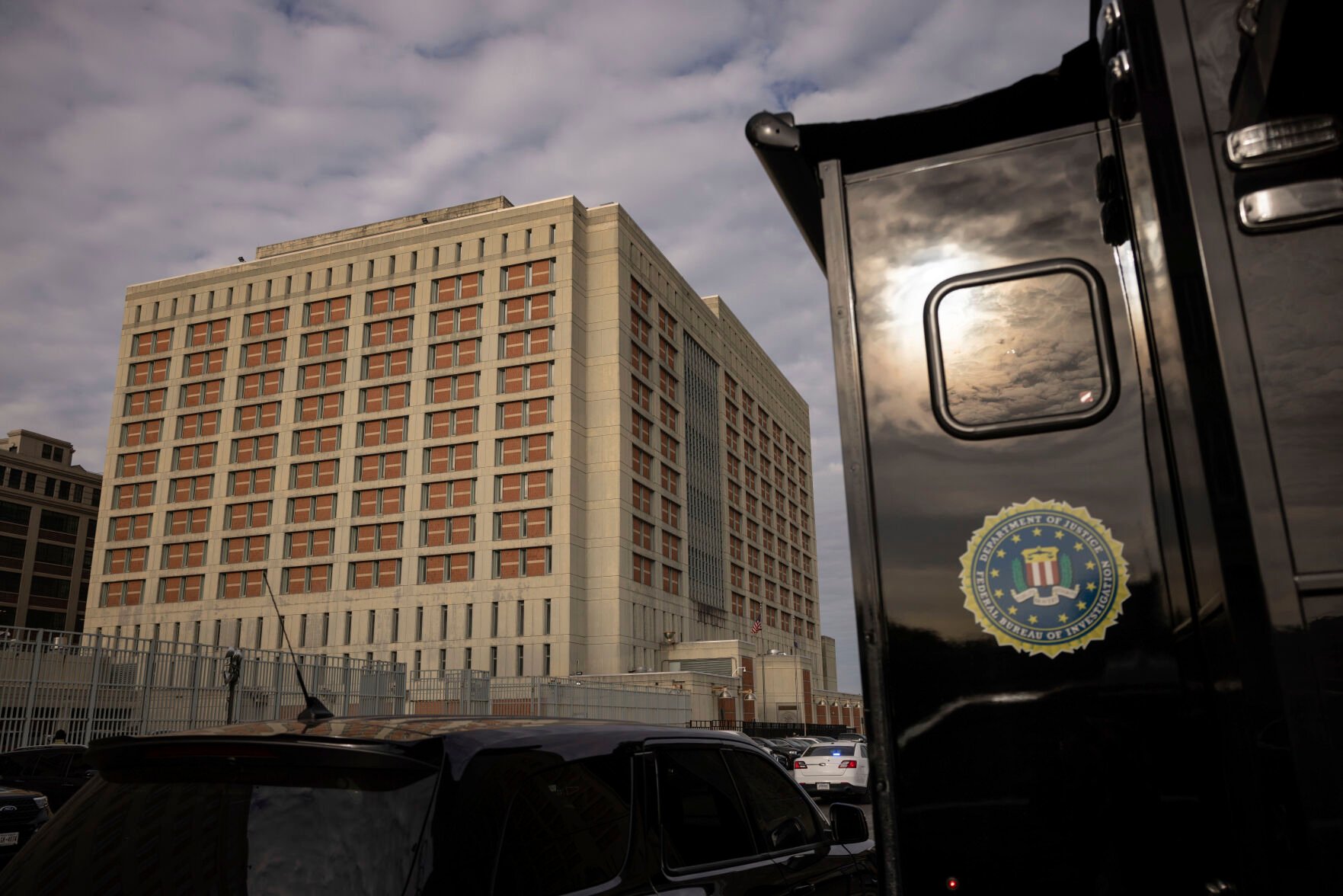 Authorities Launch 'interagency Operation' At Federal Jail In New York ...