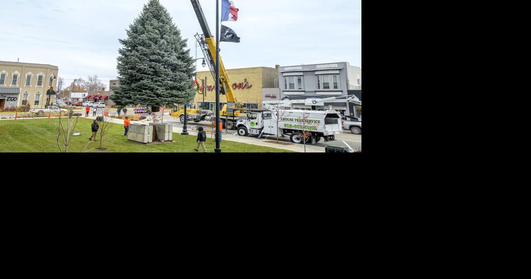 Holiday tree arrives | | indianola-ia.com