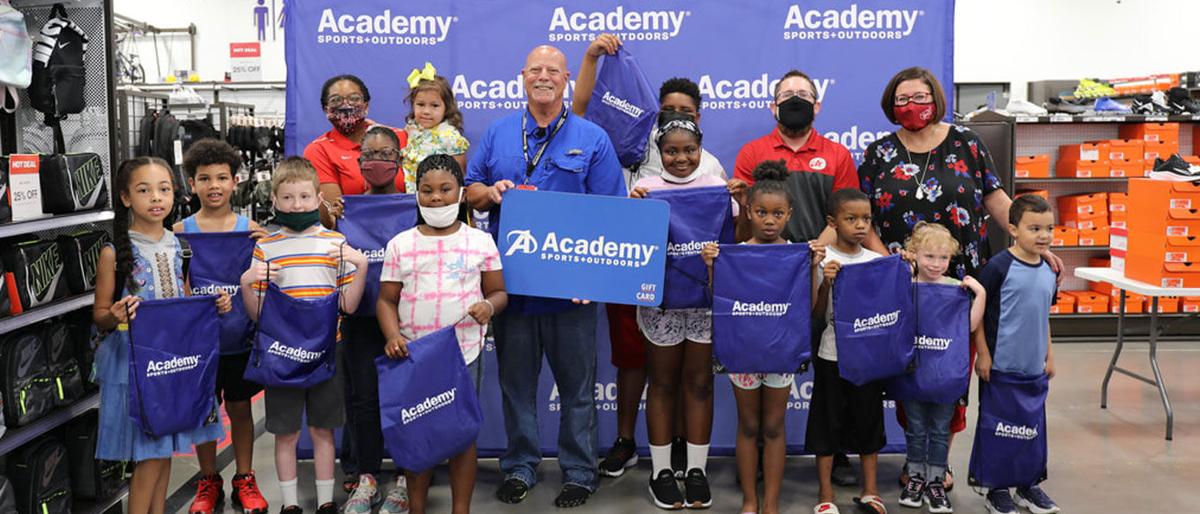 Academy Sports Outdoors Partners With Terrell Isd To Give 15 Students Back-to-school Shopping Sprees Education Inforneycom