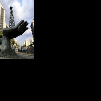 Oil prices fluctuated in Asian trade after the United States ousted Venezuelan President Nicolas Maduro at the weekend