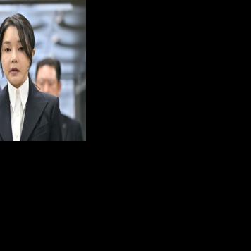 South Korea's former first lady Kim Keon Hee, wife of impeached former president Yoon Suk Yeol, arrives for a hearing at the Seoul Central District Court on August 12