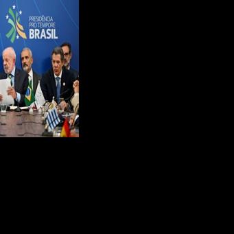 Brazil's President Luiz Inacio Lula da Silva (C) warned about spiraling tensions between Washington and Caracas as he opened a summit of the South American Mercosur bloc