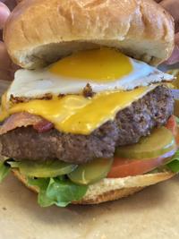 BrasasKB hamburguesa con queso, tocino, huevo, pickles.jpg