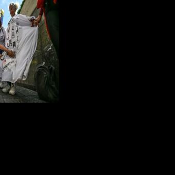 Venezuela's National Assembly has delayed several sittings meant to pass an amnesty bill meant to free political prisoners, whose loved ones are clamoring for their freedom