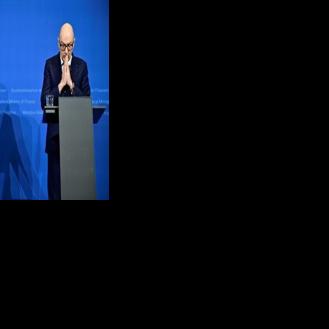 German Vice Chancellor and Finance Minister Lars Klingbeil, on the left, and French Economy and Finance Minister Roland Lescure give a joint statement in Berlin