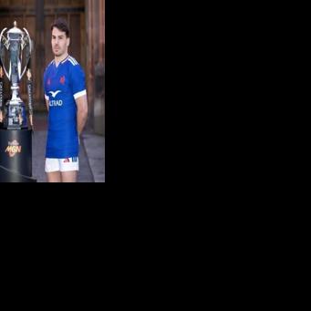 France head coach Fabien Galthie (L) and captain Antoine Dupont (R) will demand improved discipline against Ireland