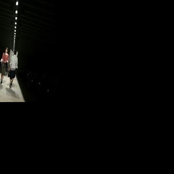 Des mannequins présentent au premier étage d'un immeuble en chantier les créations de Dries Van Noten pour la collection Prêt-à-porter Homme Automne-Hiver 2026/2027 lors de la Fashion Week Homme de Paris, le 22 janvier 2026