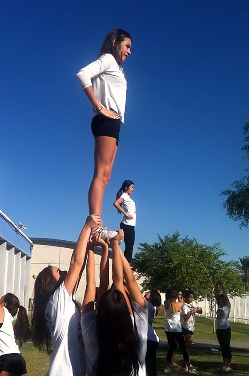 Such a tall flyer! And yet I wonder why coaches don't choose a tall flyer...instead,  they sometimes pi… | Cheer stunts, Cheerleading dance, Cheerleading  competition