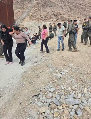 Golpeados por el calor y abandonados: 31 migrantes rescatados de un camión modificado