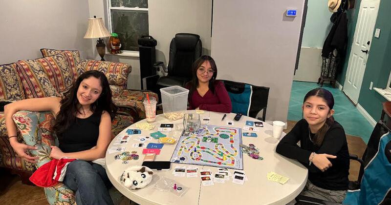 Adolescente local lanza un juego de mesa centrado en la salud mental ...