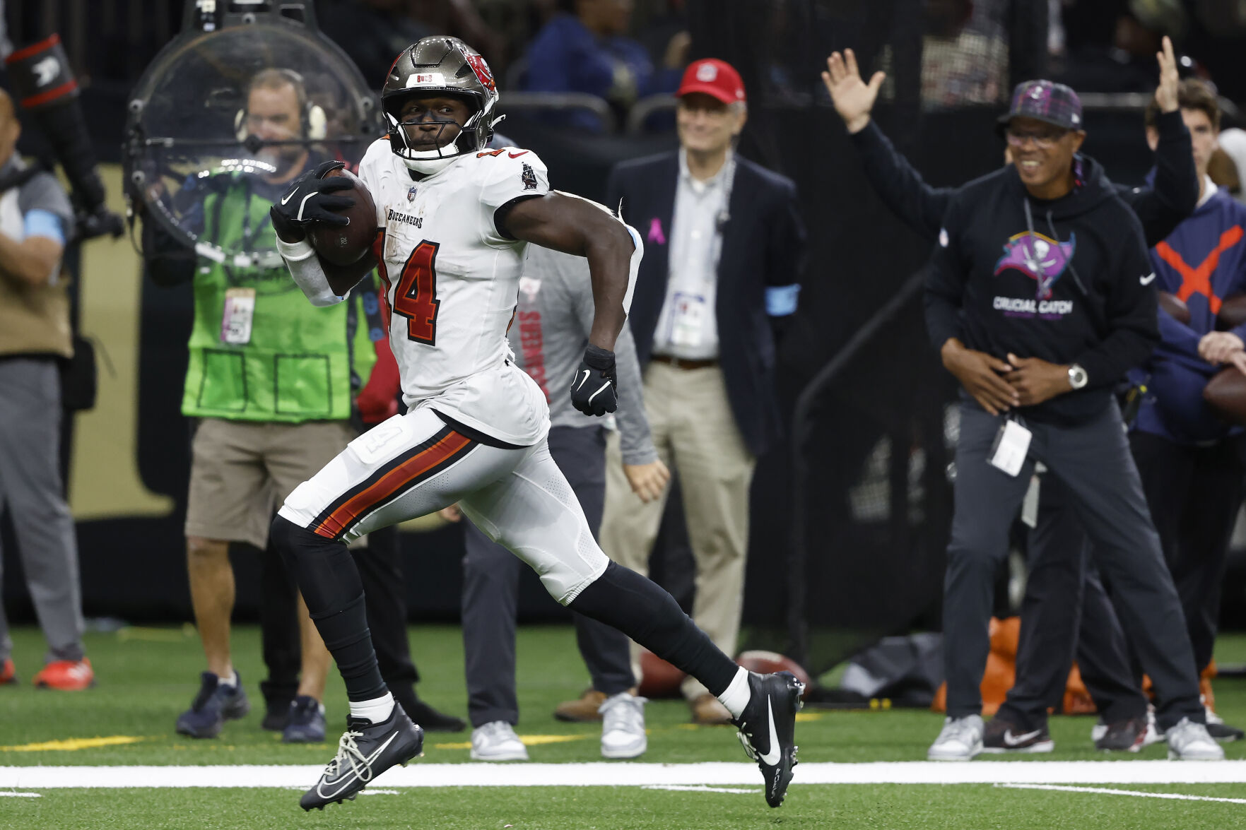 Mayfield Passes For 4 TDs As The Bucs Treat Storm-weary Fans To A 51-27 ...