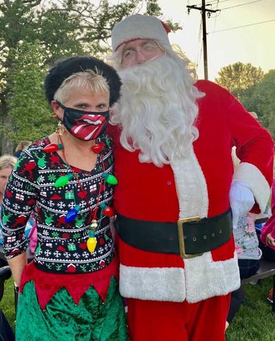 Elf Paula Mortimer Joined Santa Claus At The Christmas In July Concert News Iwantthenews Com