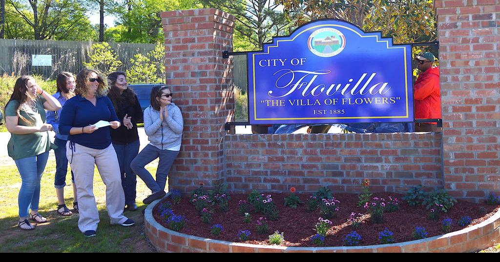 Flovilla unveils new welcome signs | Local News | jacksonprogress-argus.com