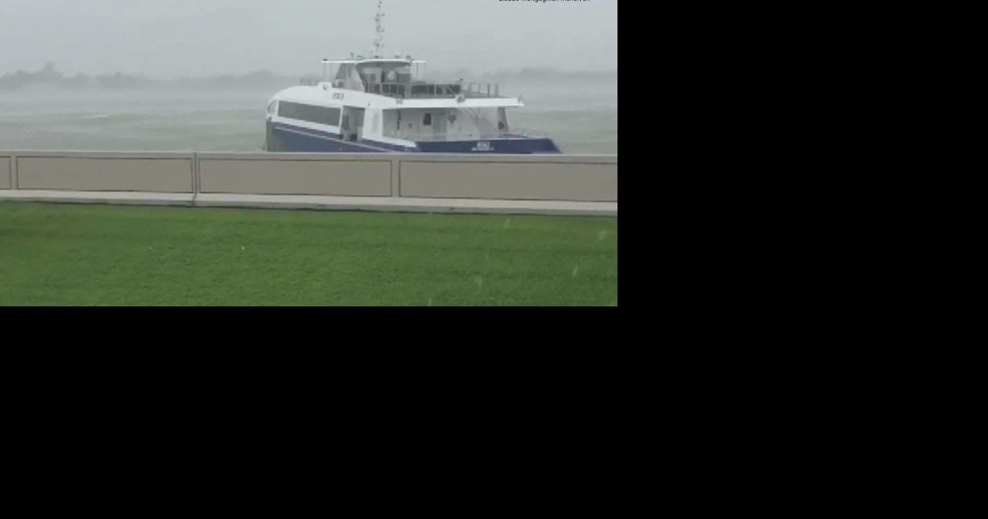 ¡Peligro a la vista! Ferry de Chalmette se soltó y navega por el Rio