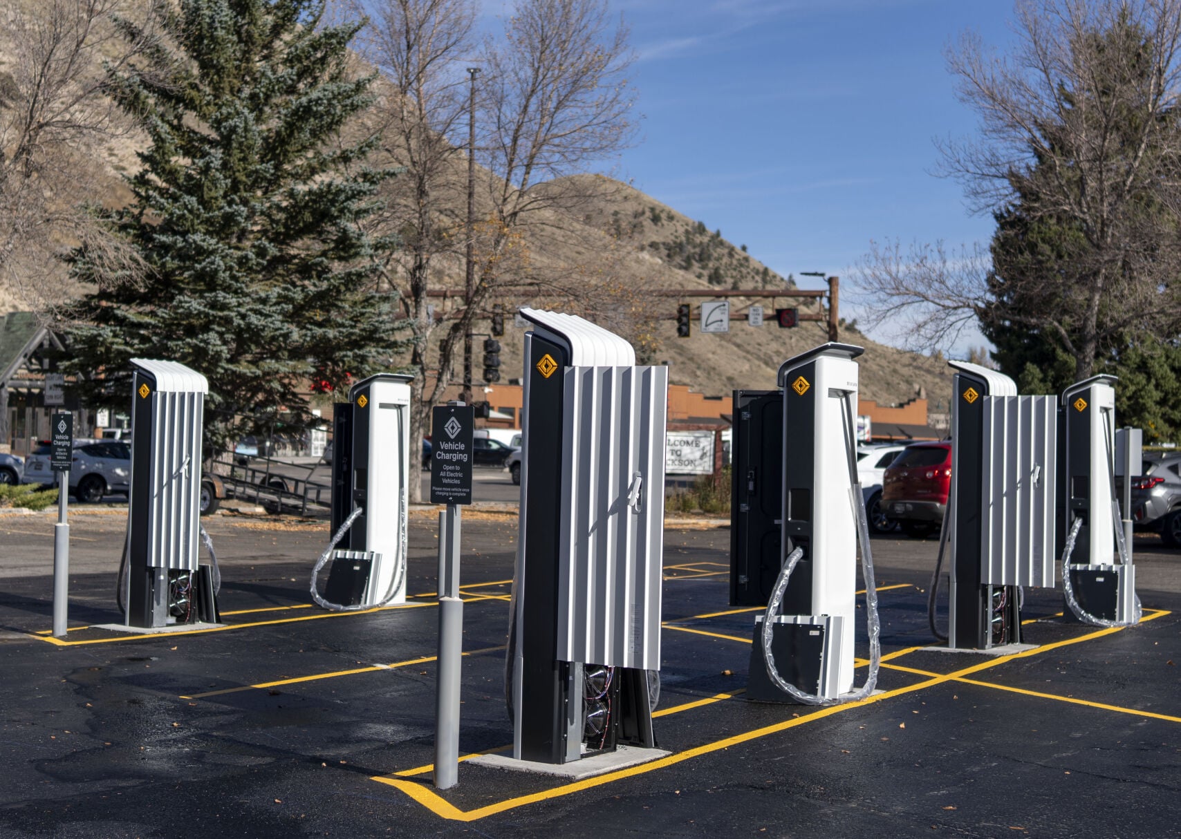jhnewsandguide.com - Alex Viveros / Town - Rivian installs fast electric vehicle chargers near Staples