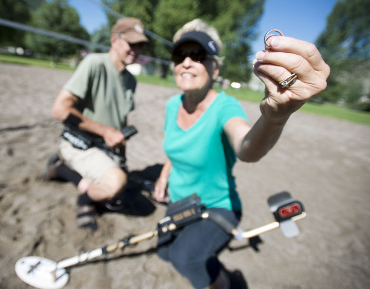 Metaldetecting pair find lost wedding ring Features