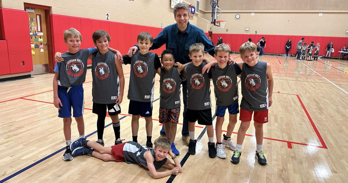 Tom Holland chosen to lead Broncs boys' basketball program